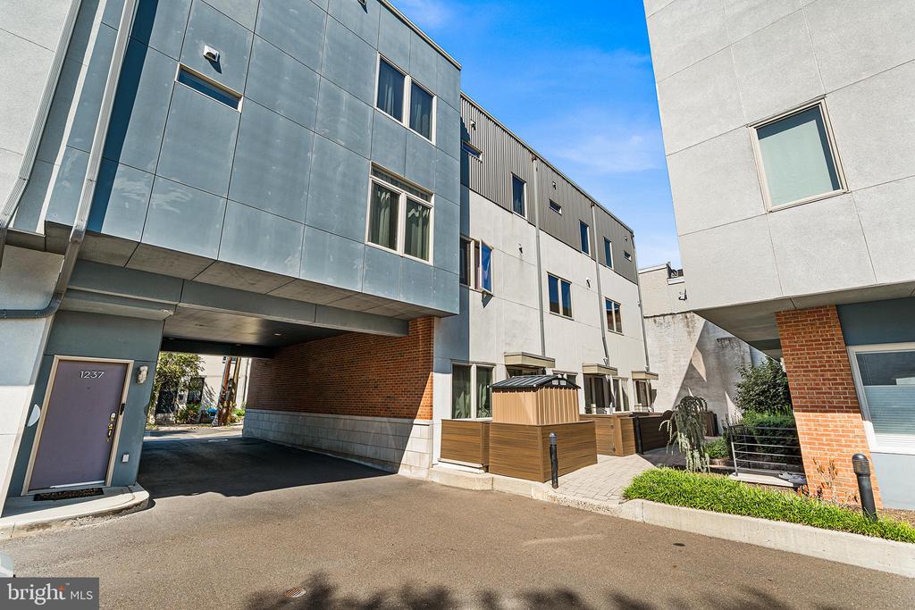 1241 CREASE STREET Unit: 2