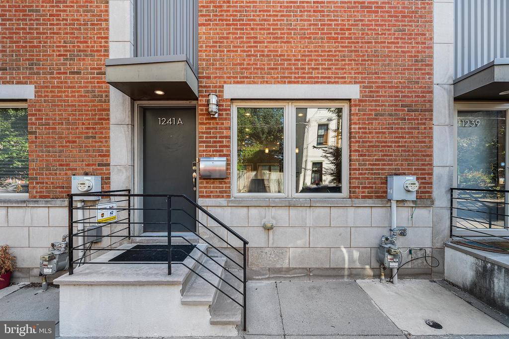 1241 CREASE STREET Unit: 2