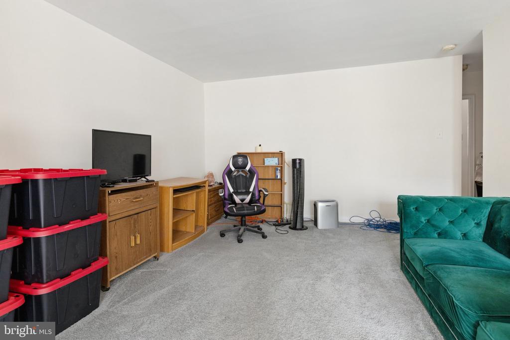 3711 MIMI CIRCLE CIRCLE