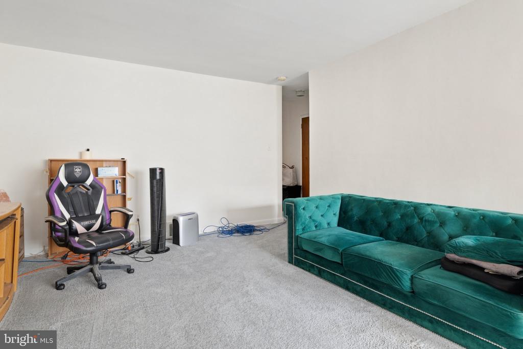 3711 MIMI CIRCLE CIRCLE