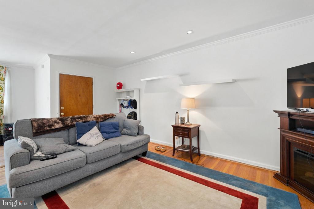 3711 MIMI CIRCLE CIRCLE