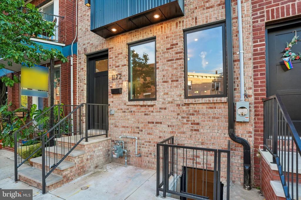 1122 DICKINSON STREET