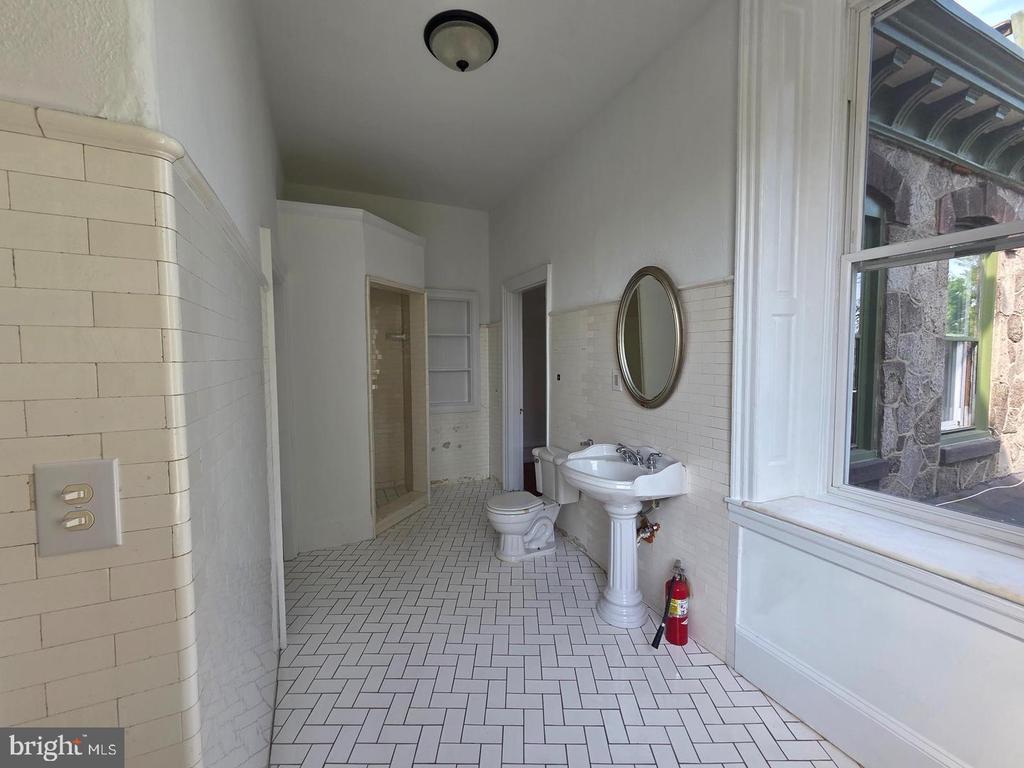 348 GREEN LANE Unit: 2F