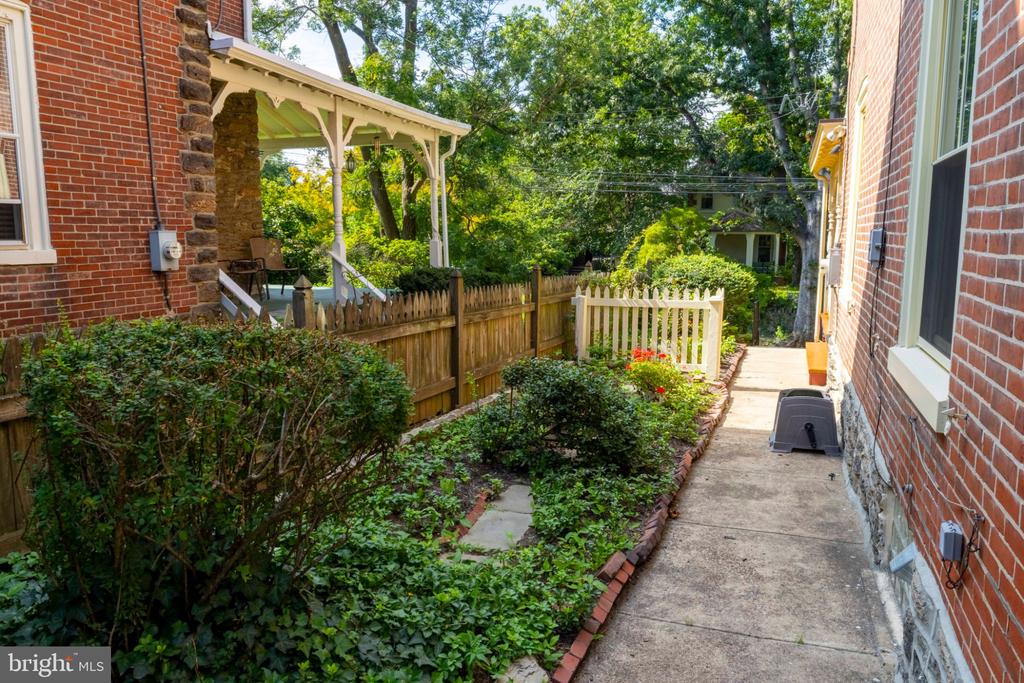 418 W PRICE STREET