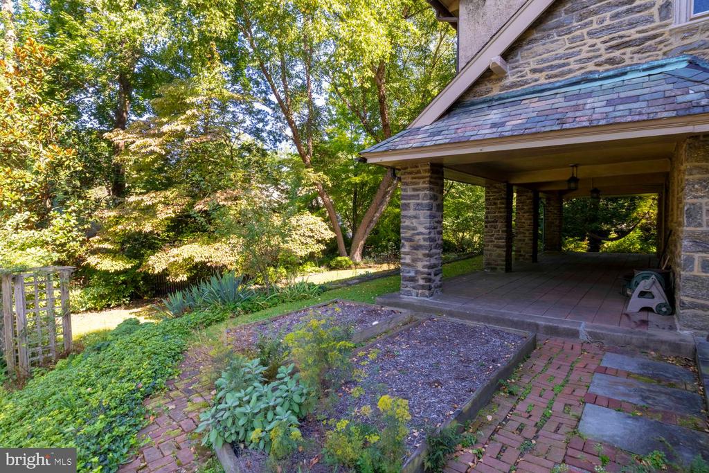 435 W ALLENS LANE