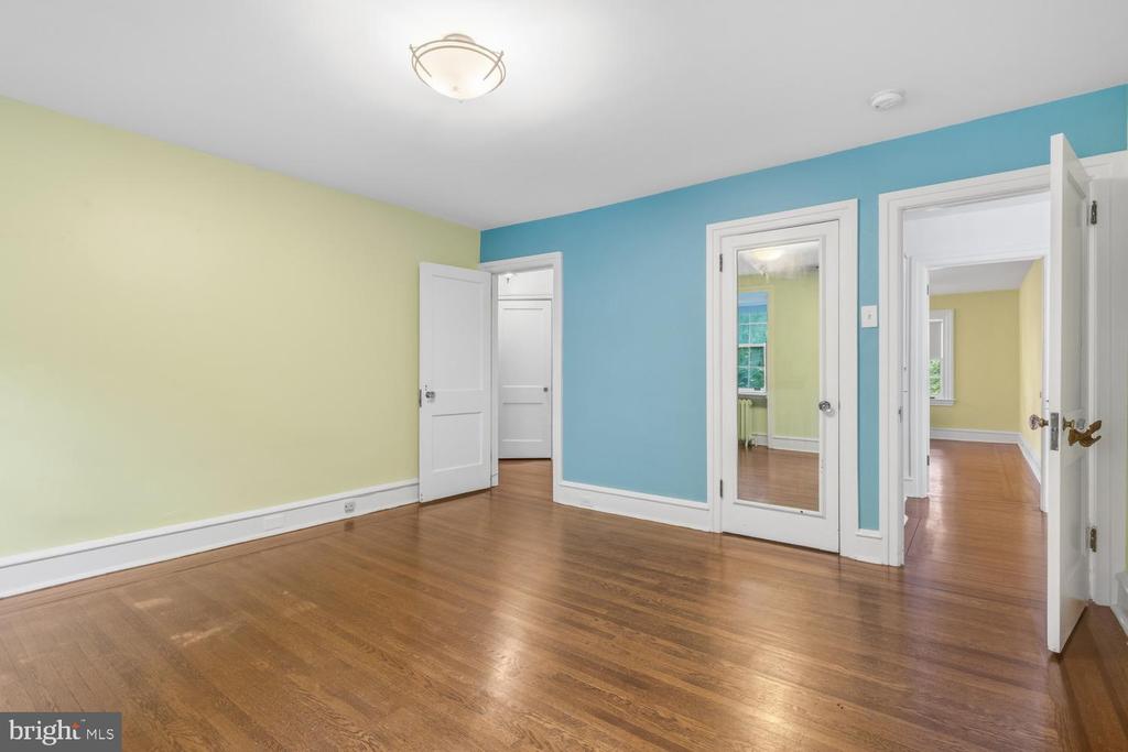 435 W ALLENS LANE
