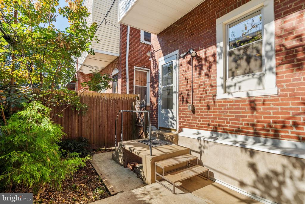 224 E SYDNEY STREET