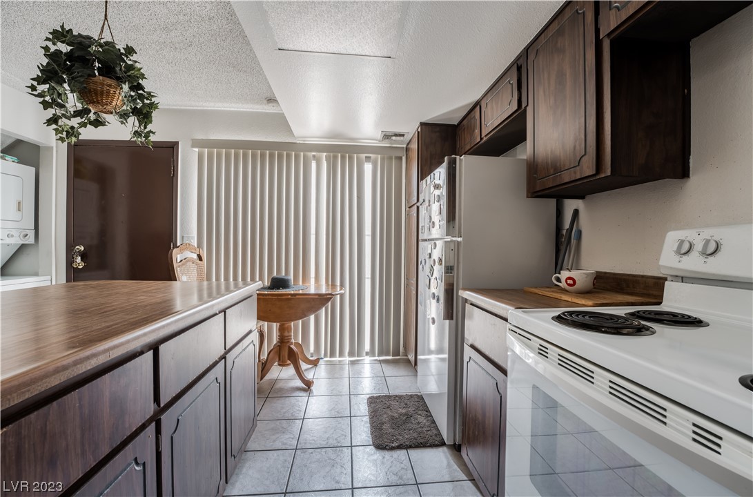 689 Pepper Tree Circle