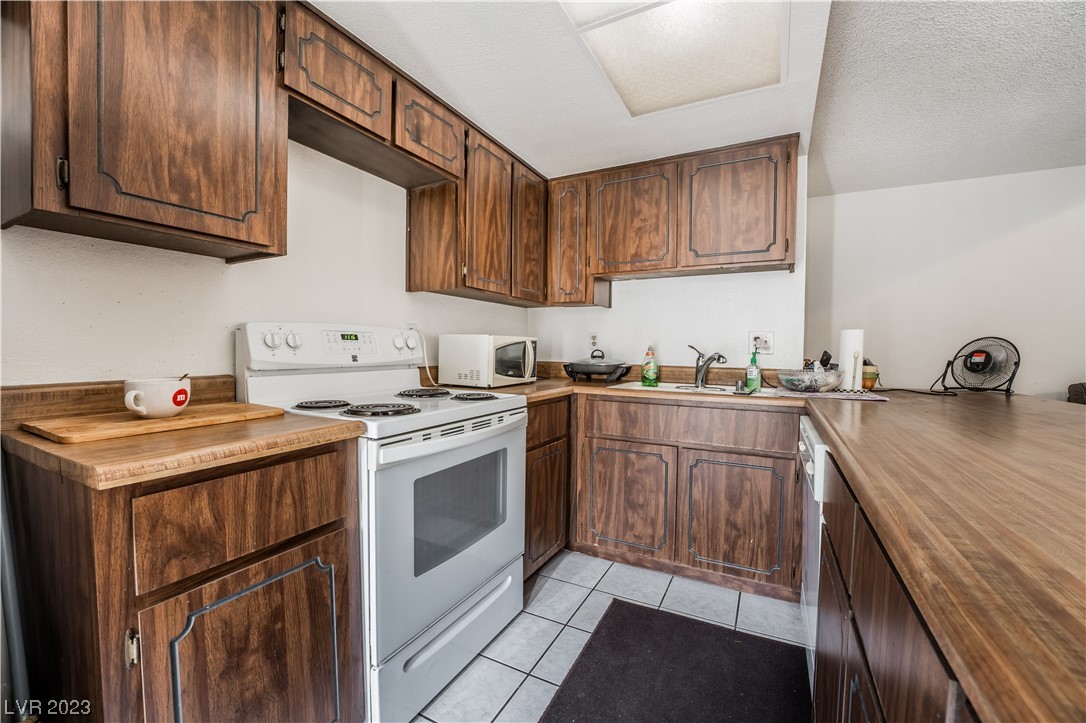 689 Pepper Tree Circle