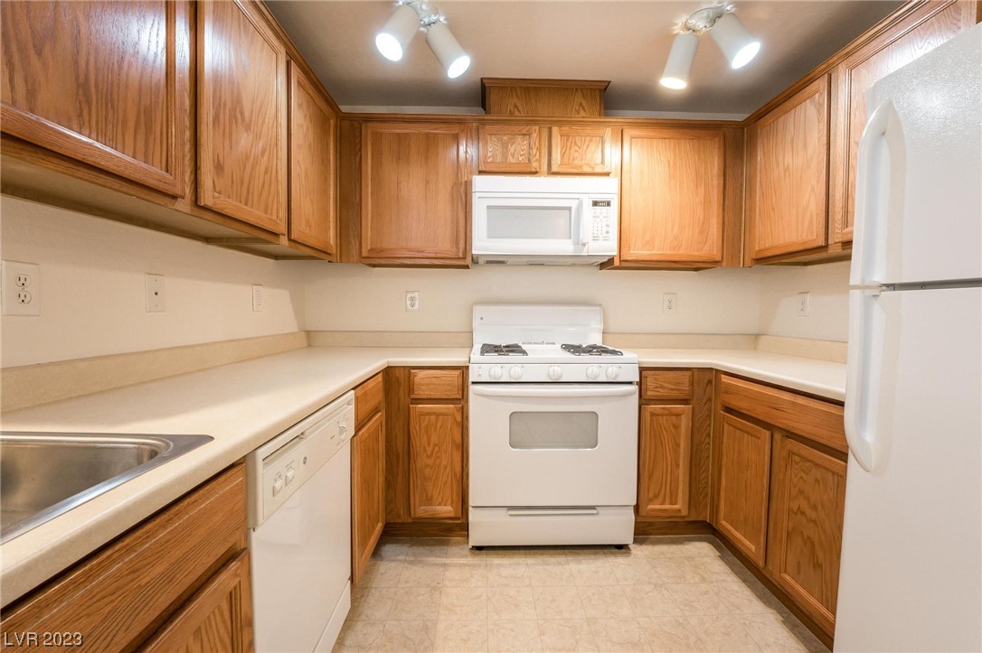 6868 Sky Pointe Drive 1068