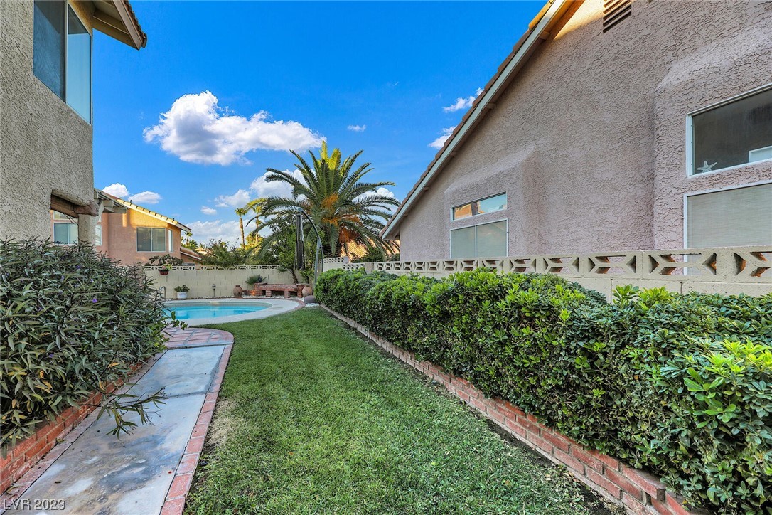 8432 Dry Cliff Circle