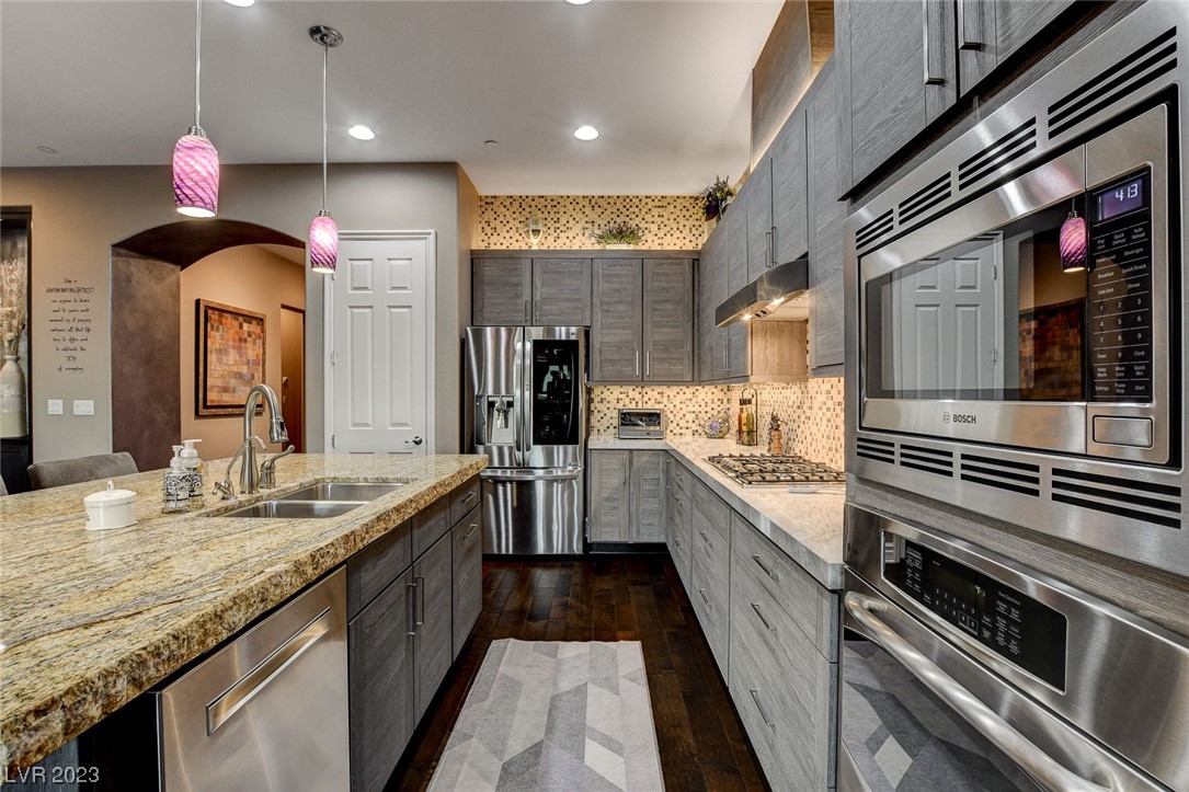 19 Contrada Fiore Drive