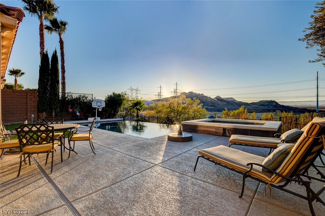 19 Contrada Fiore Drive