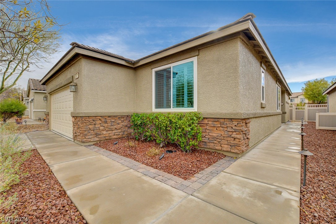 957 Crescent Falls Street