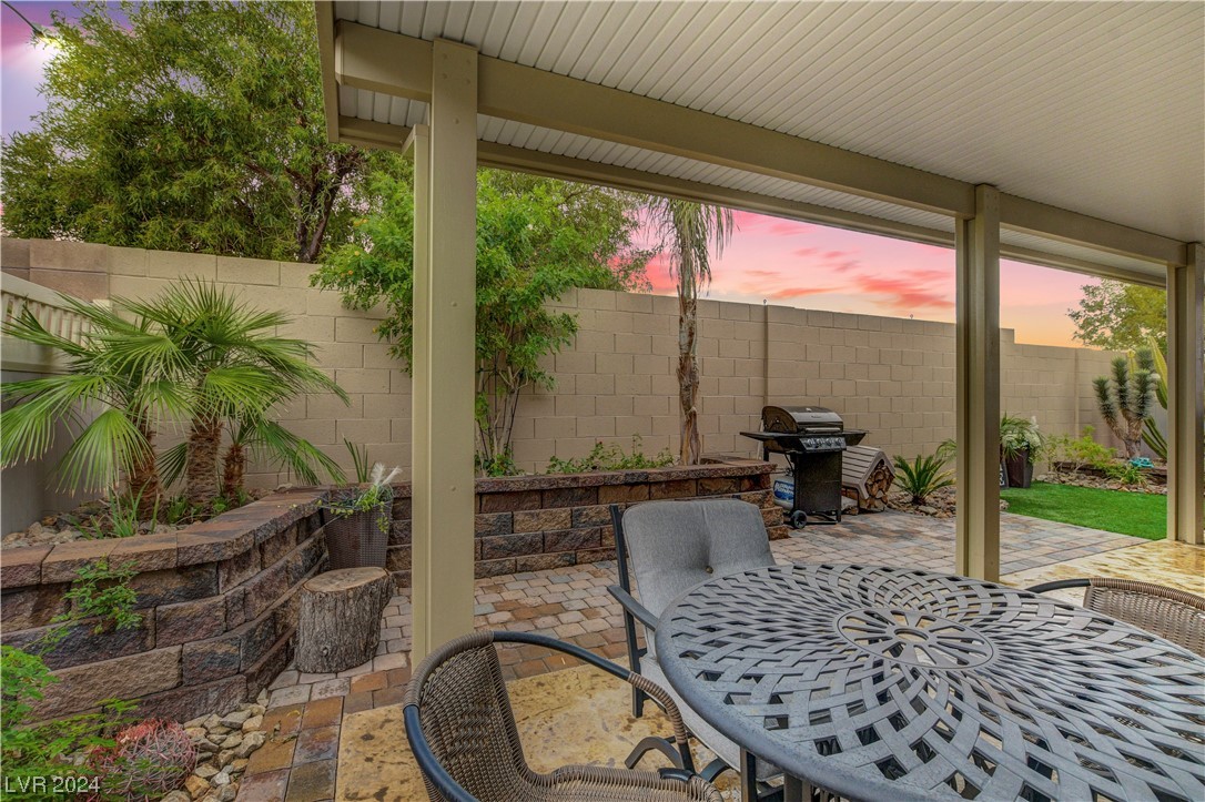 957 Crescent Falls Street