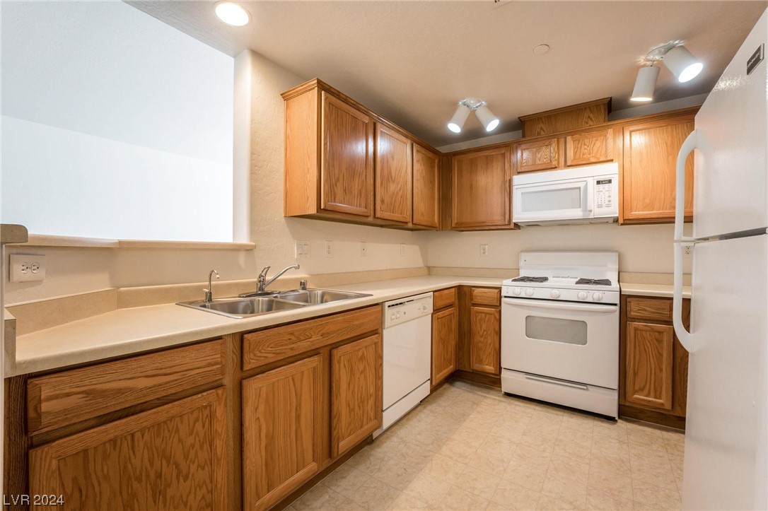 6868 Sky Pointe Drive 1068