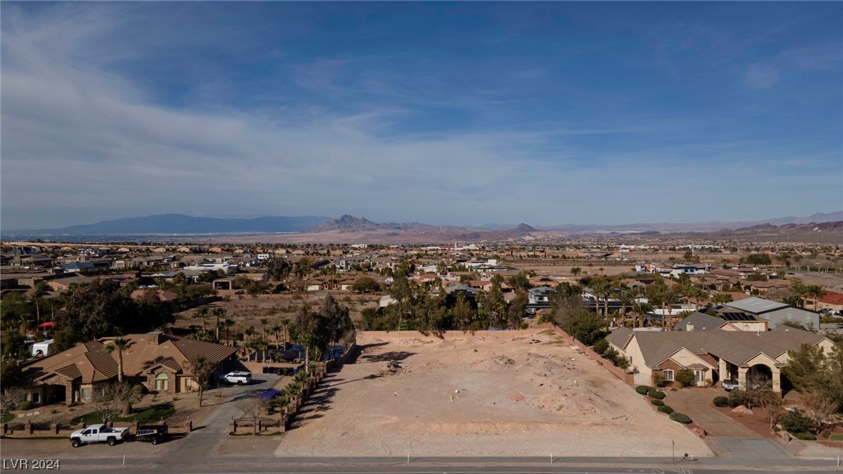 Paradise Hills Dr