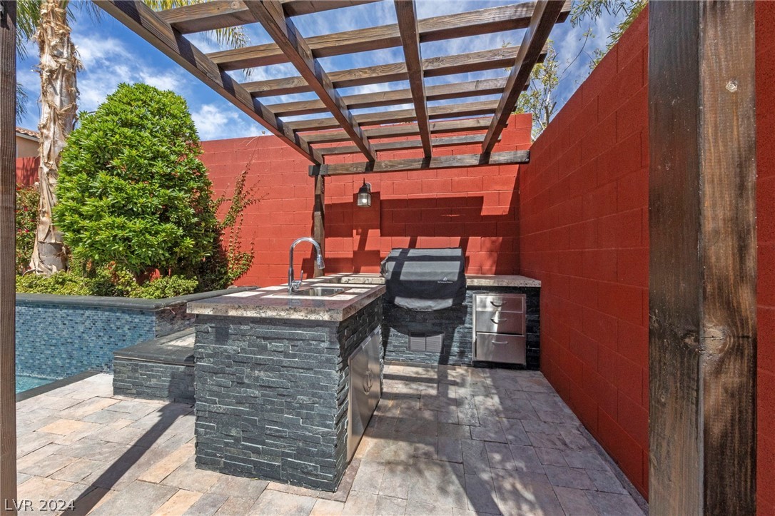 9352 Bronze River Avenue