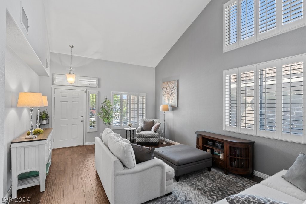 646 Emerald City Avenue