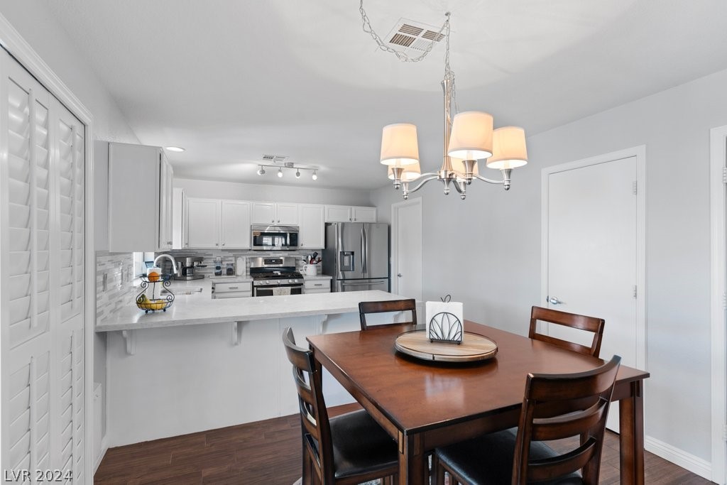 646 Emerald City Avenue