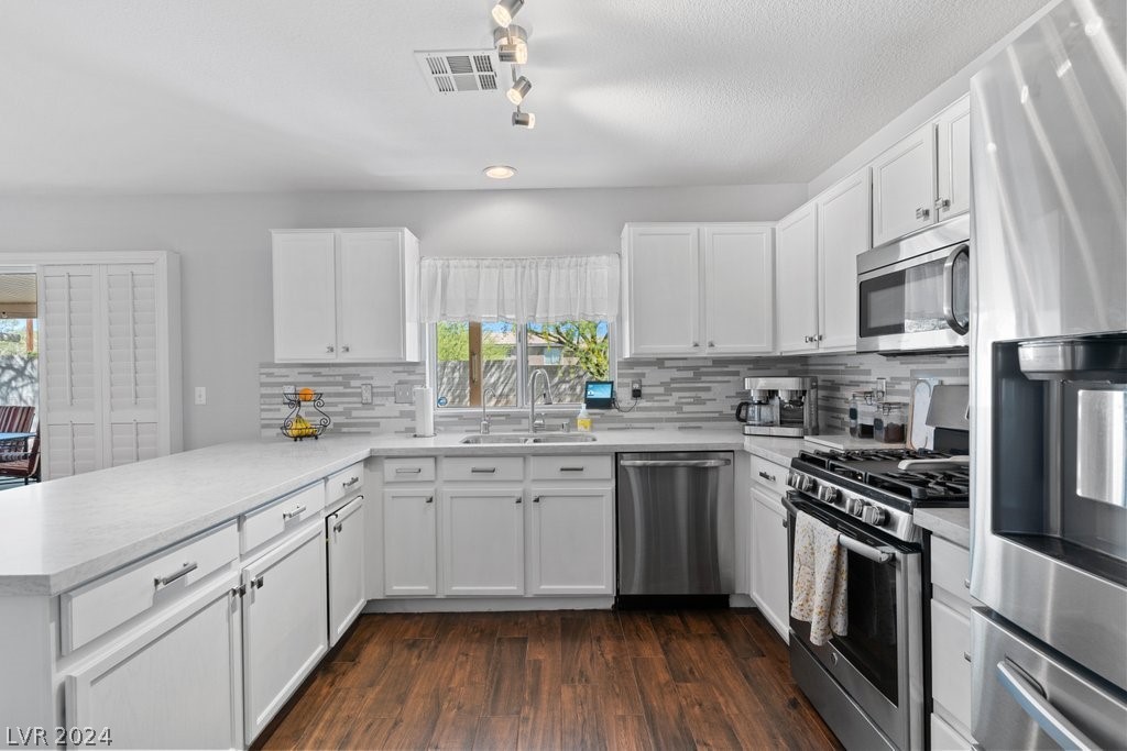 646 Emerald City Avenue