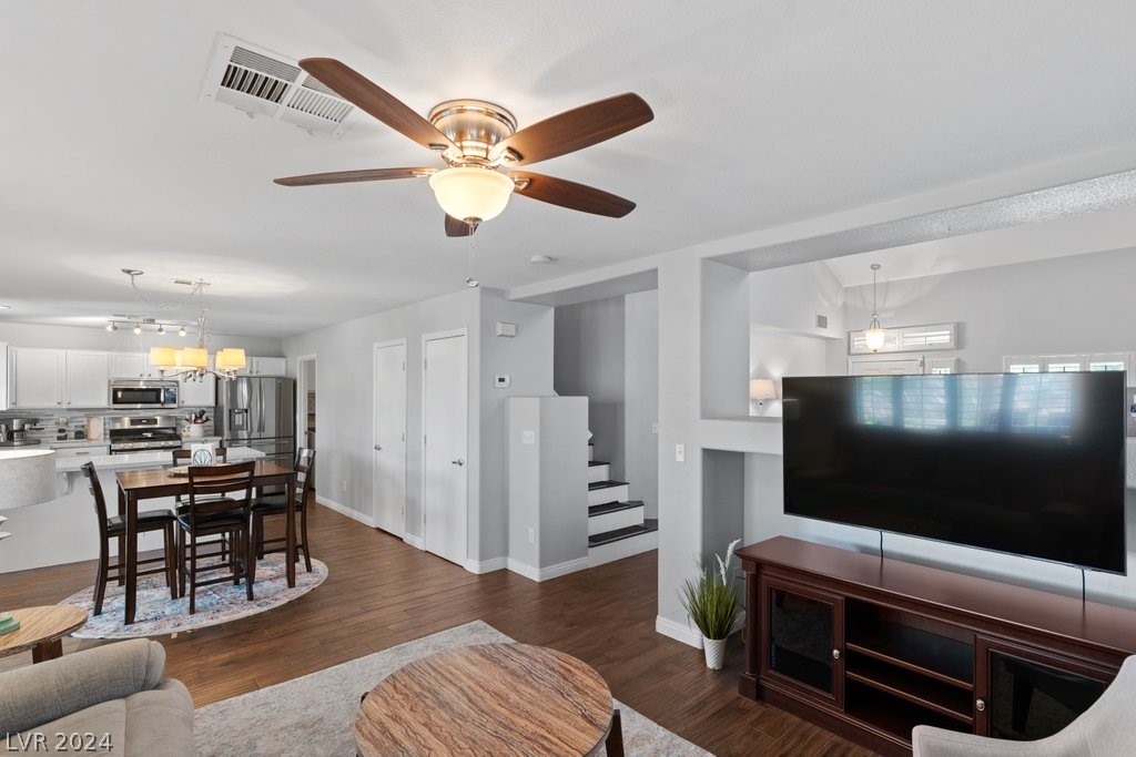 646 Emerald City Avenue