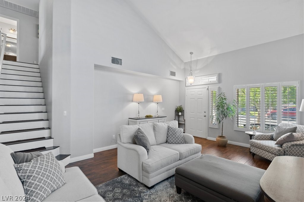 646 Emerald City Avenue