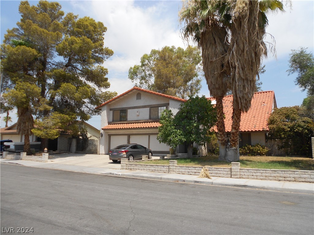 2404 La Solana Way
