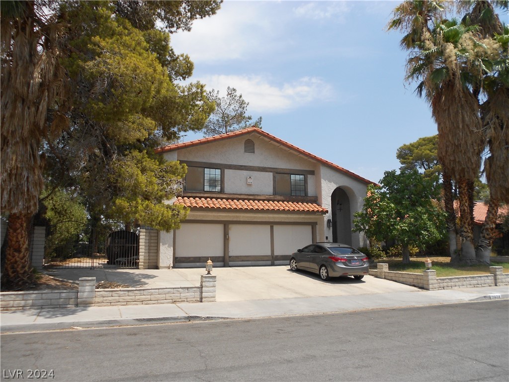 2404 La Solana Way