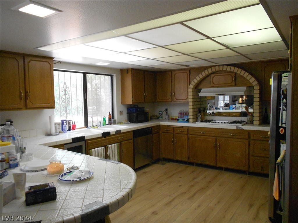 2404 La Solana Way