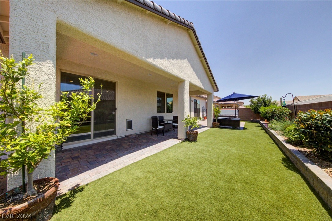 5601 Silver Cascade Avenue