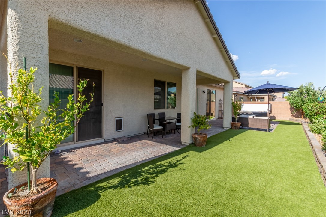 5601 Silver Cascade Avenue