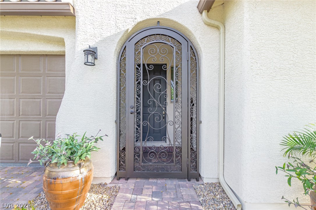 5601 Silver Cascade Avenue