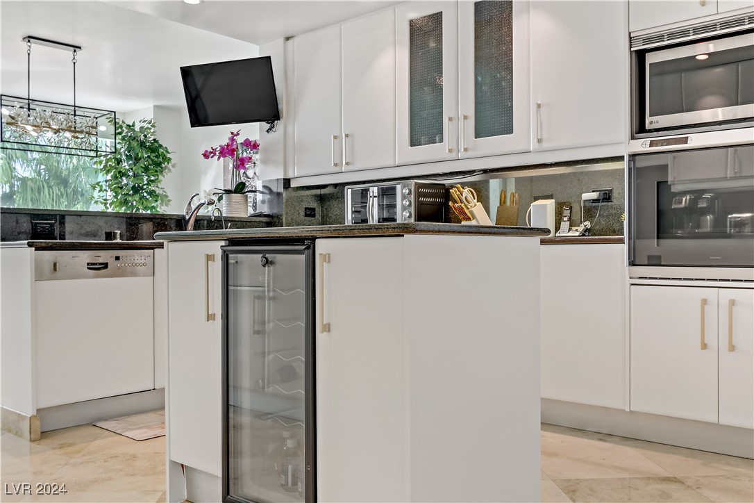 2857 Paradise Road 402