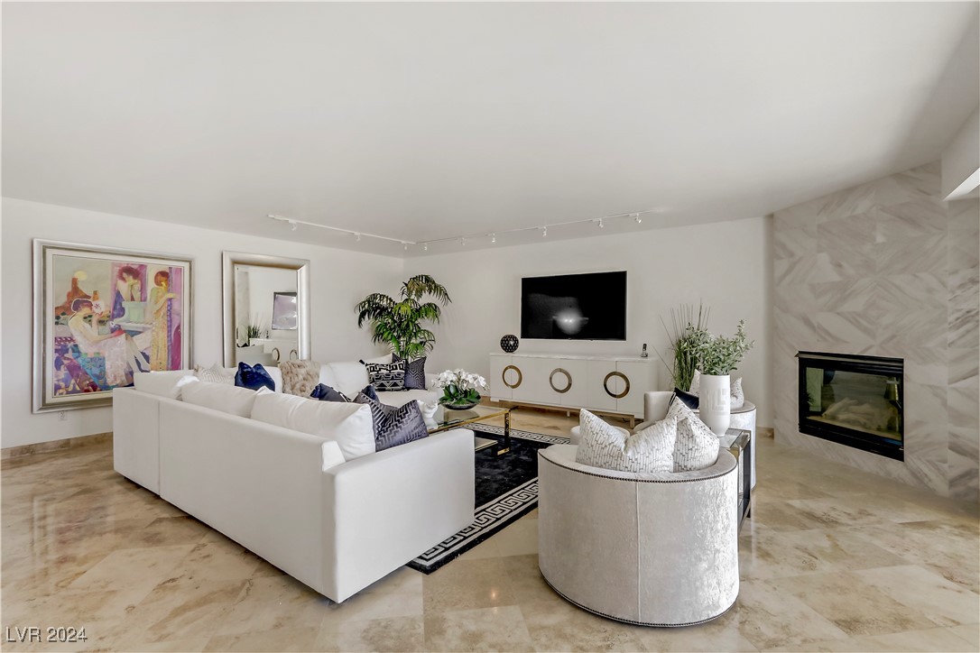 2857 Paradise Road 402