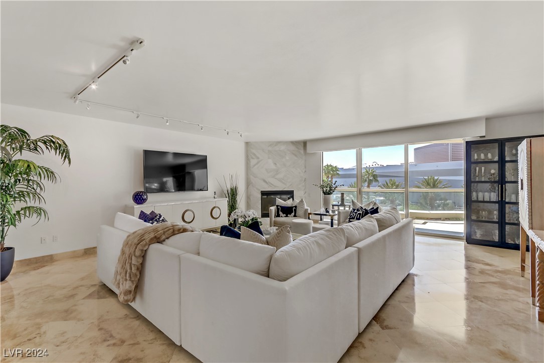 2857 Paradise Road 402