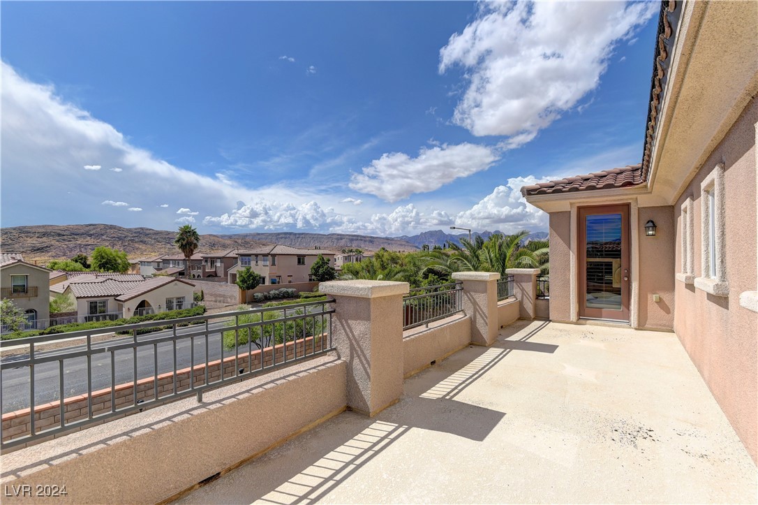 921 Las Palomas Drive