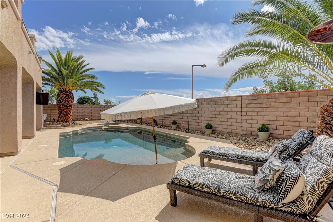 921 Las Palomas Drive