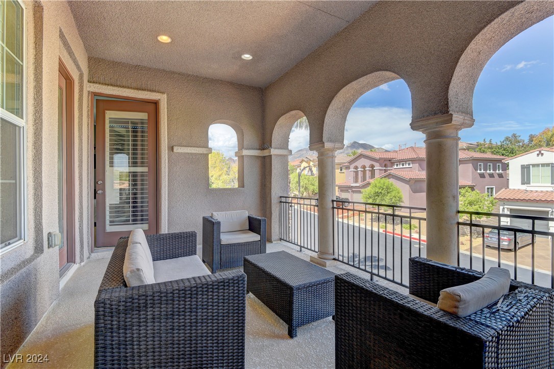 921 Las Palomas Drive