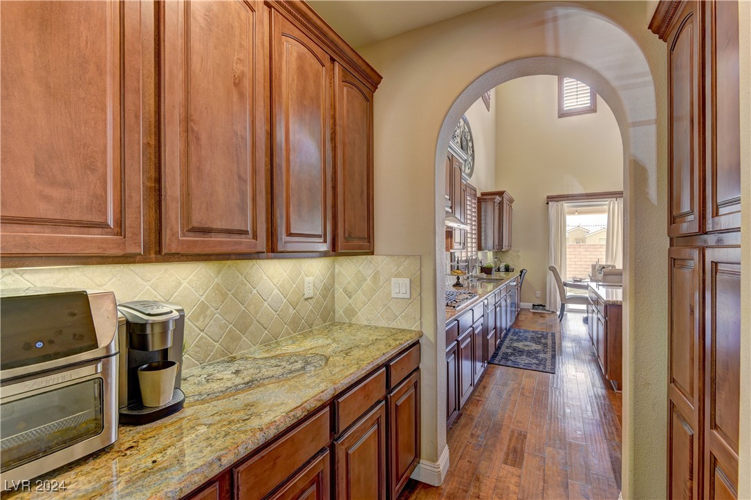921 Las Palomas Drive
