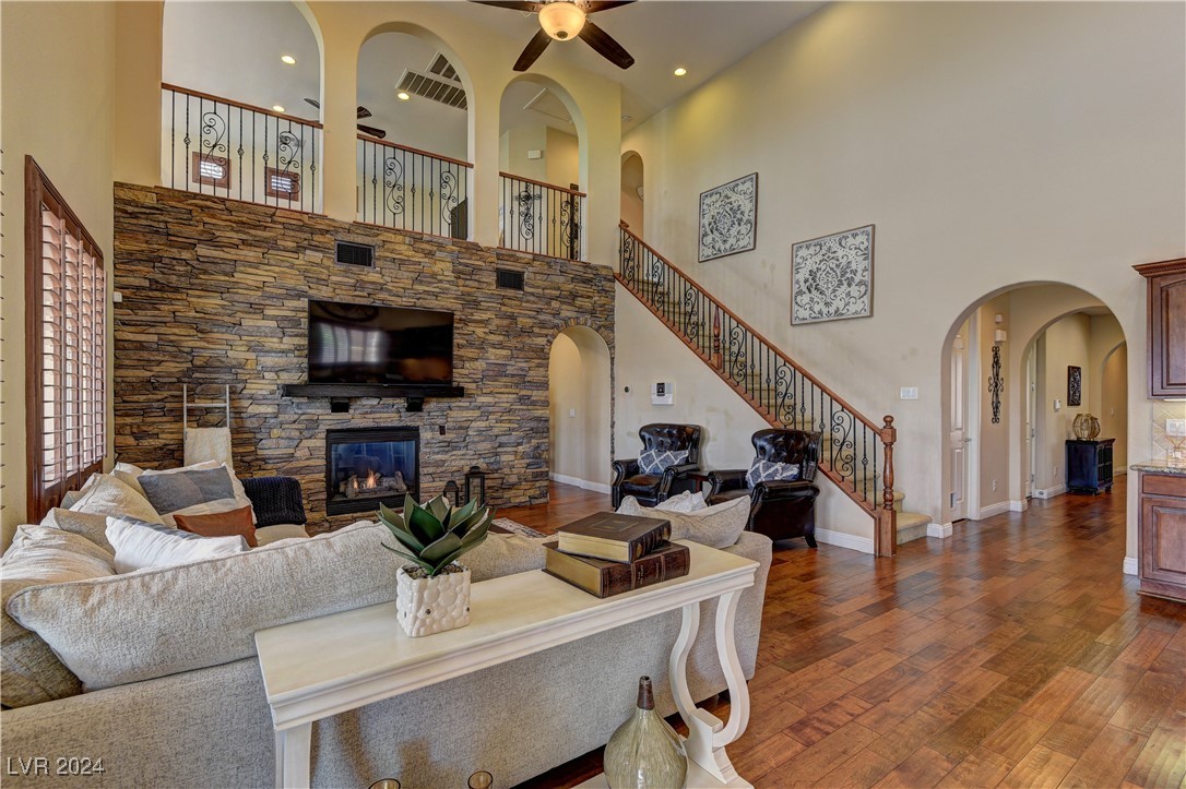 921 Las Palomas Drive