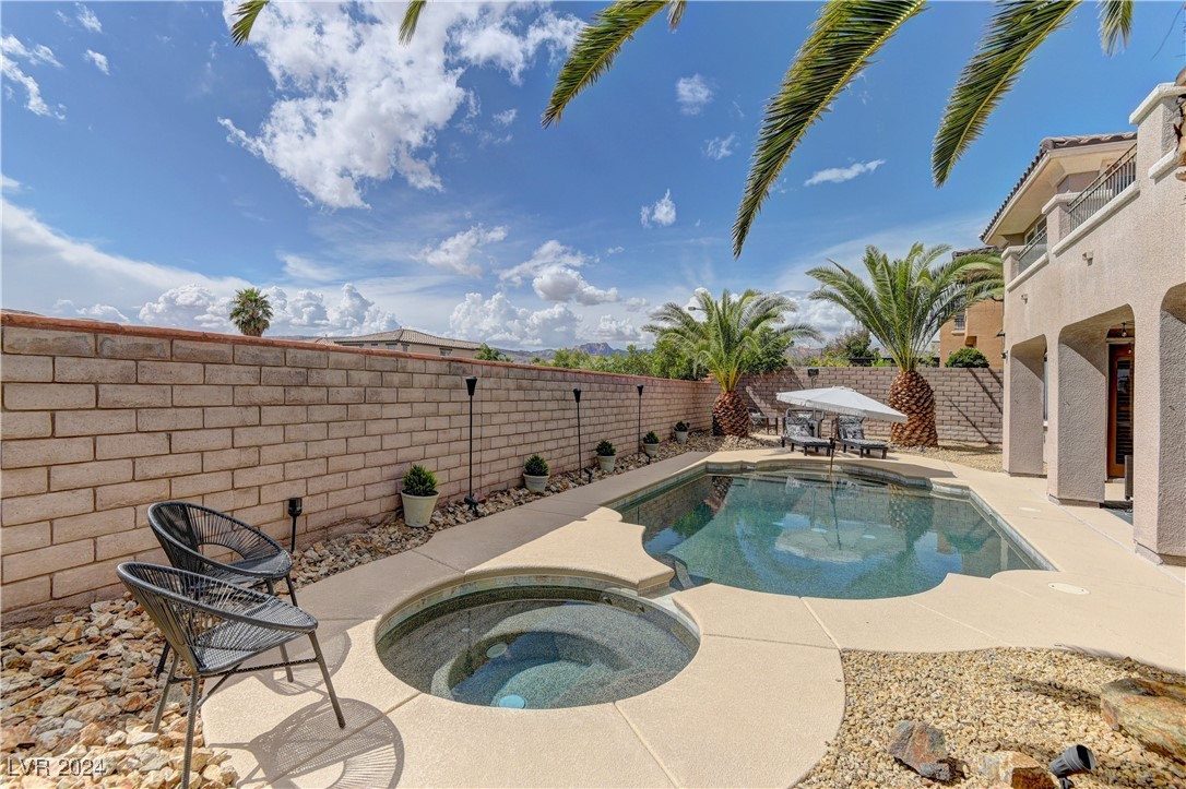 921 Las Palomas Drive