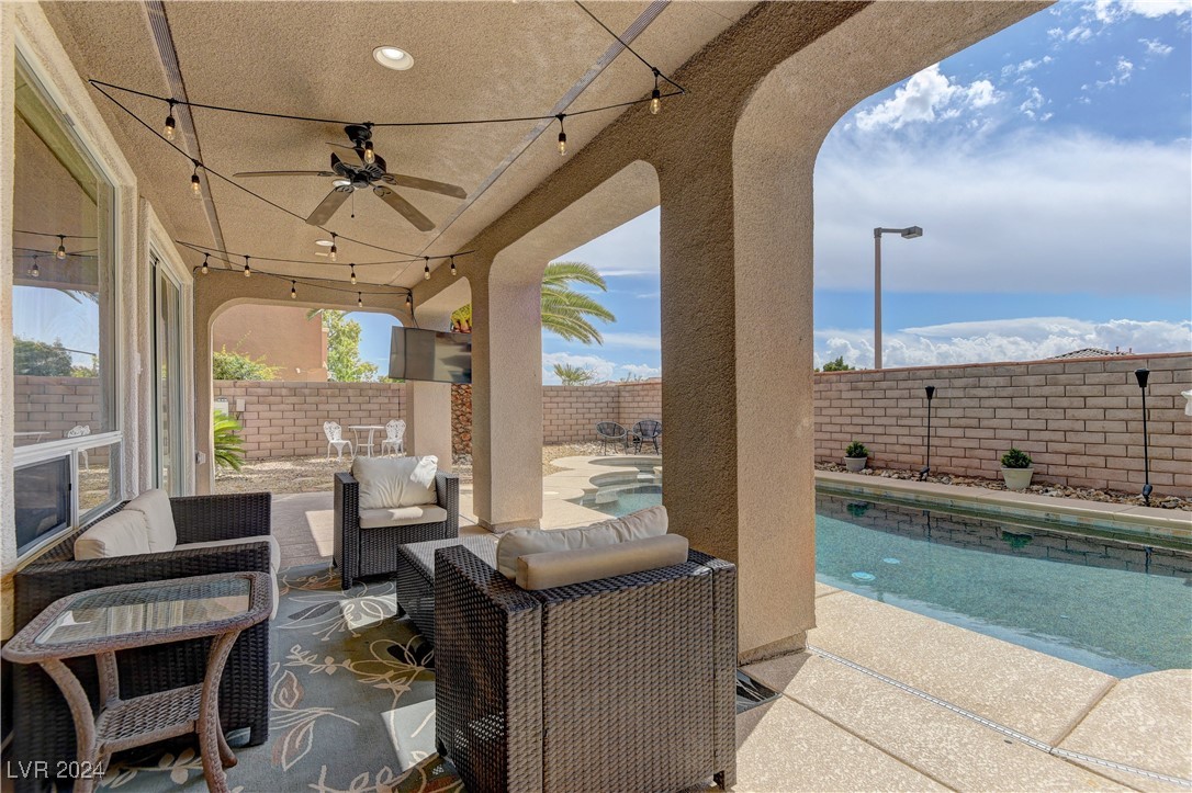 921 Las Palomas Drive
