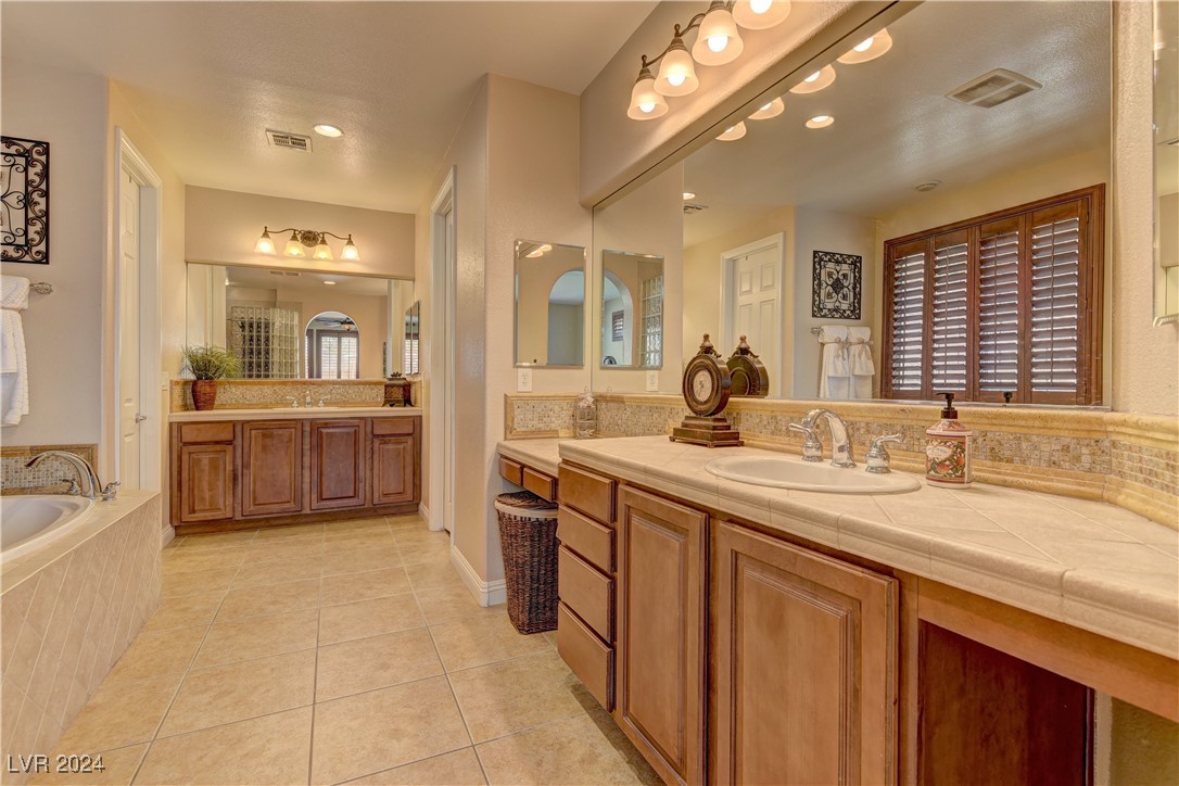 921 Las Palomas Drive