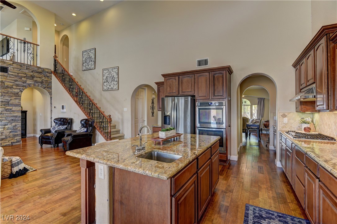 921 Las Palomas Drive
