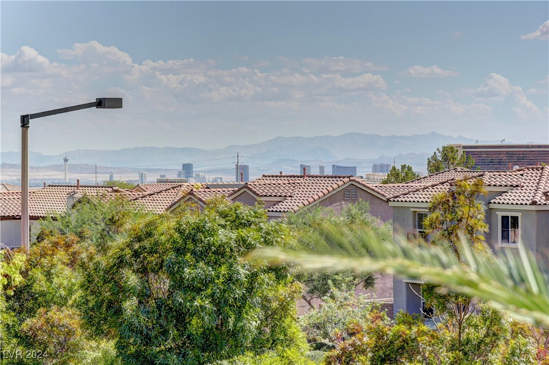 921 Las Palomas Drive