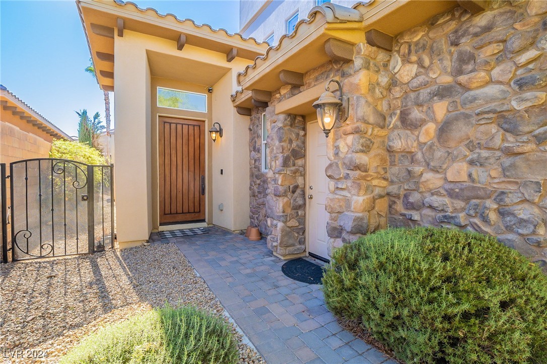 453 Punto Vallata Drive