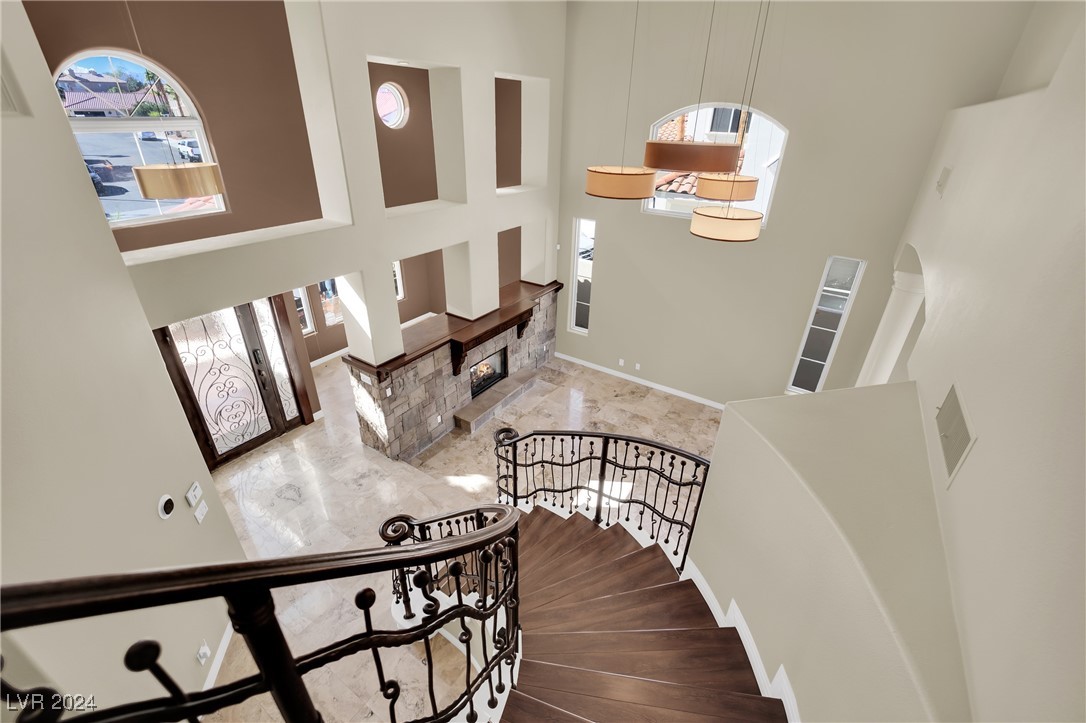 2812 Lakecrest Drive