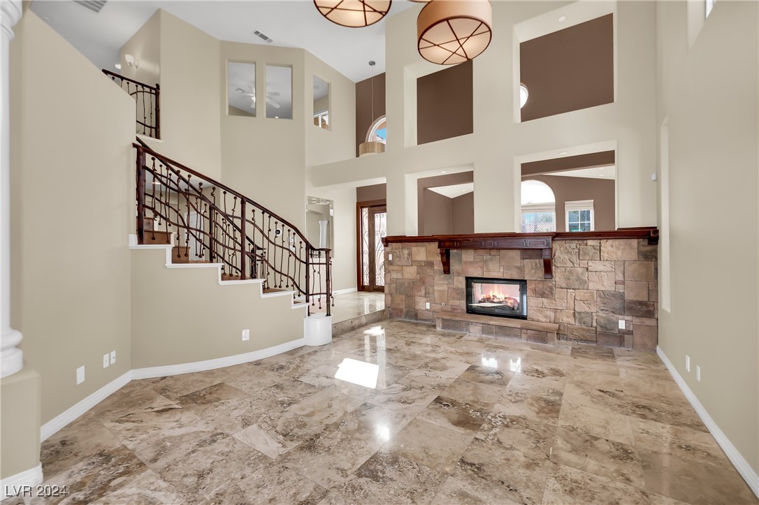 2812 Lakecrest Drive