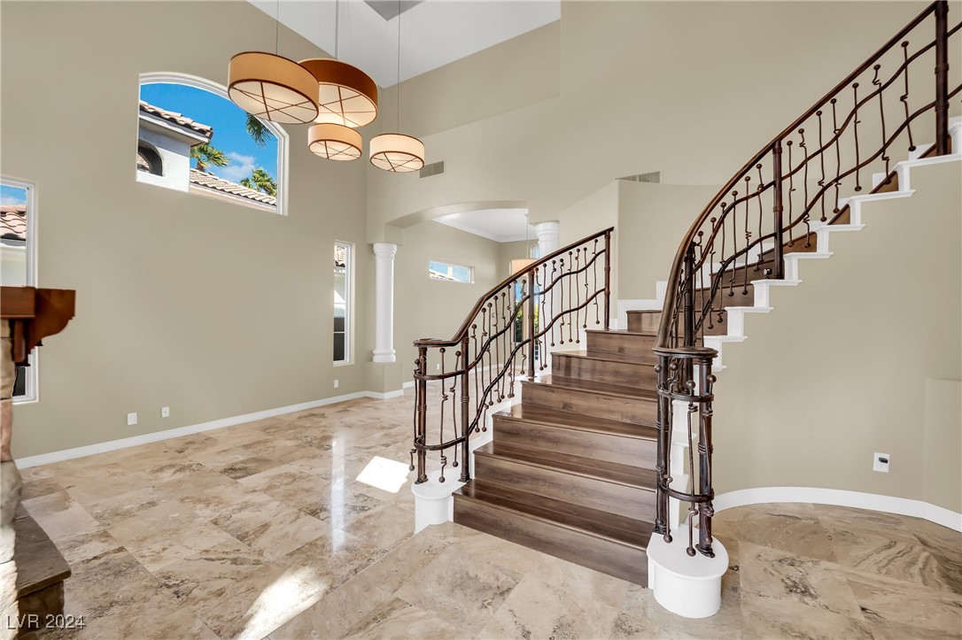 2812 Lakecrest Drive